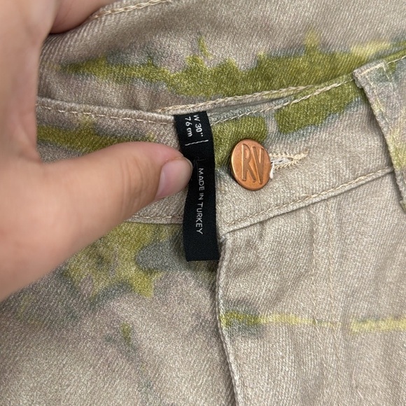 Reclaimed Vintage unisex baggy jeans in green acid wash Size 30 - Picture 8 of 13